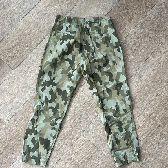 GAP Straight Khaki High Rise pant in camo - Picture 2 of 3